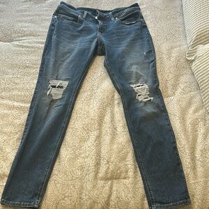 Silver Jeans Girlfriend Cut W34/L29 Slim leg jeans with a medium indigo wash.